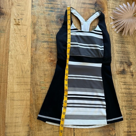 Lululemon Athletica  Run Fast Track Black White Stripe Criss Cross Back Size 2 - Picture 9 of 12